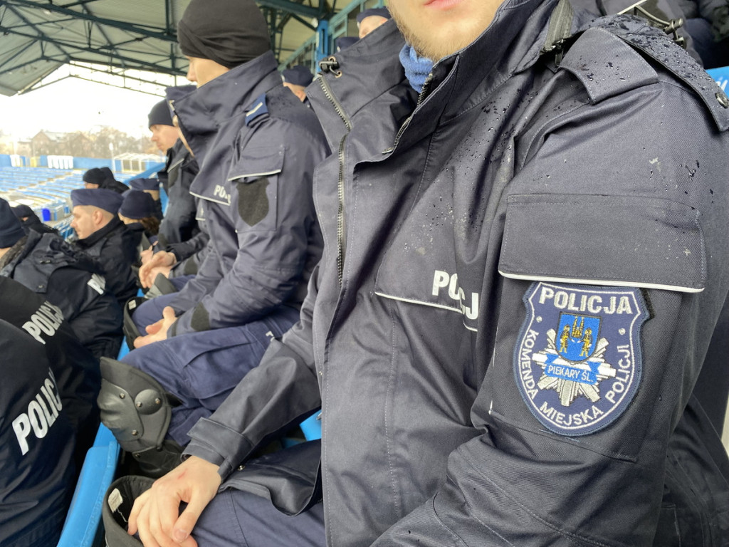 Policjanci w starciu z kibolami na stadionie