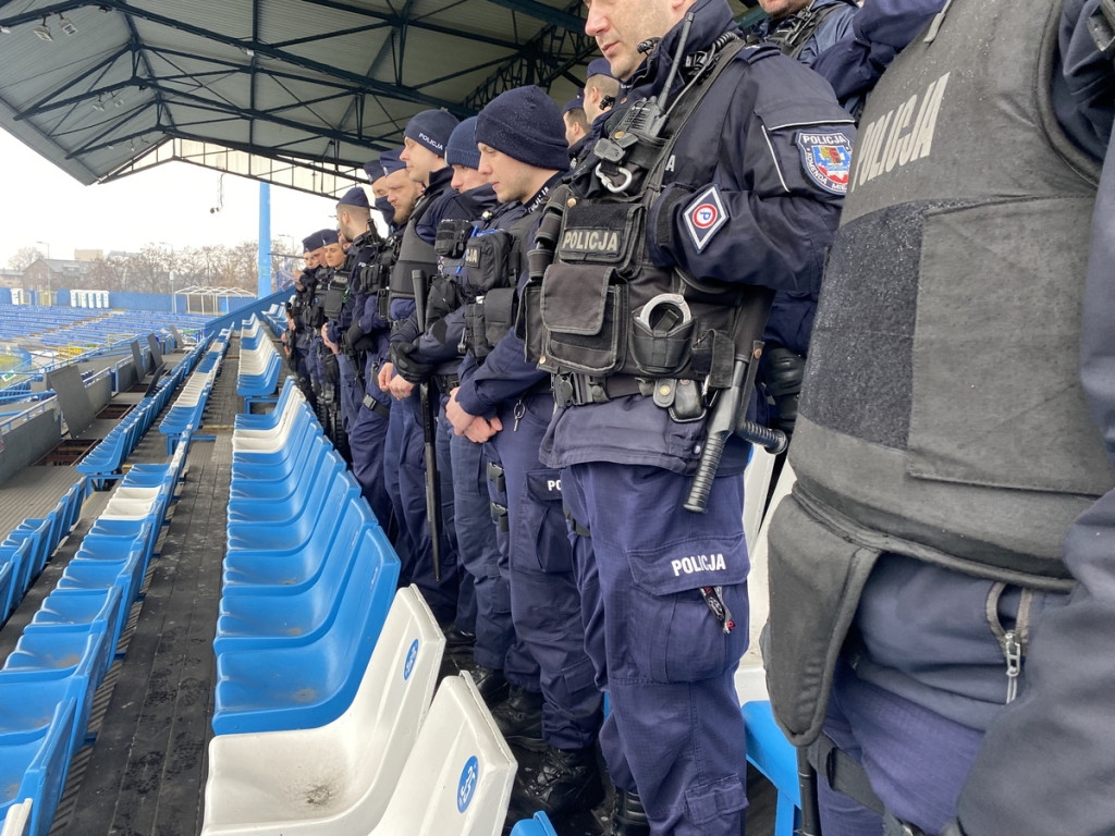 Policjanci w starciu z kibolami na stadionie