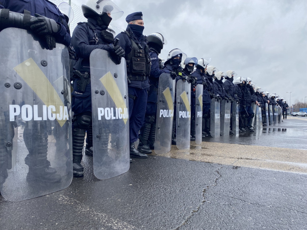Policjanci w starciu z kibolami na stadionie