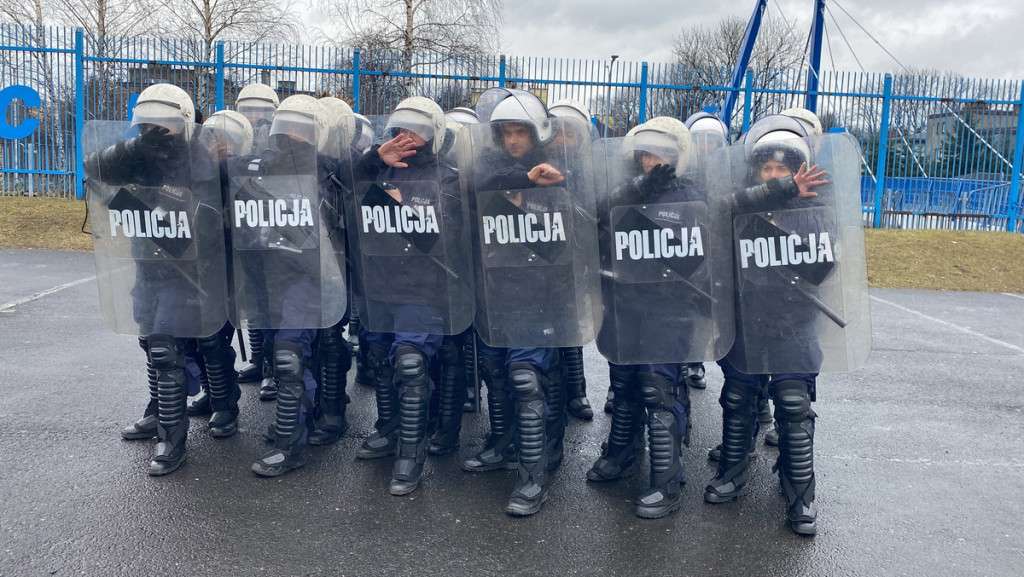 Policjanci w starciu z kibolami na stadionie