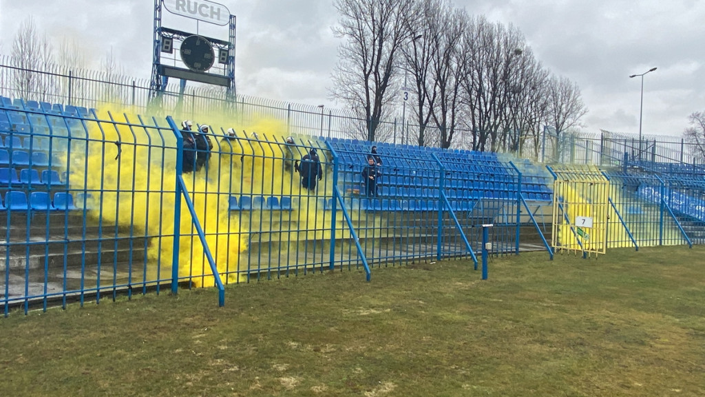 Policjanci w starciu z kibolami na stadionie
