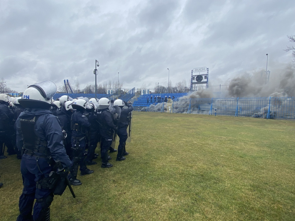 Policjanci w starciu z kibolami na stadionie