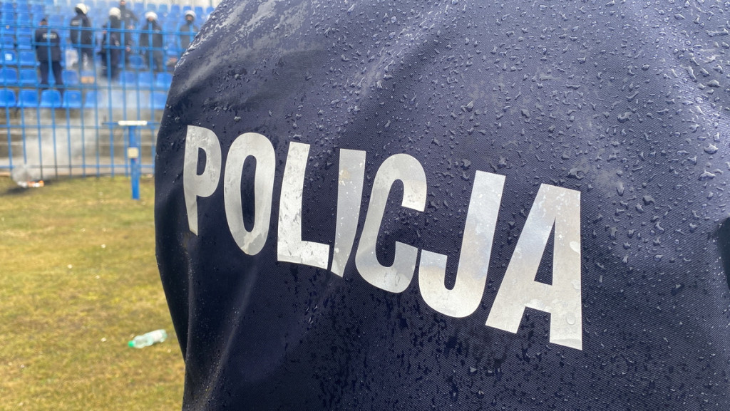 Policjanci w starciu z kibolami na stadionie