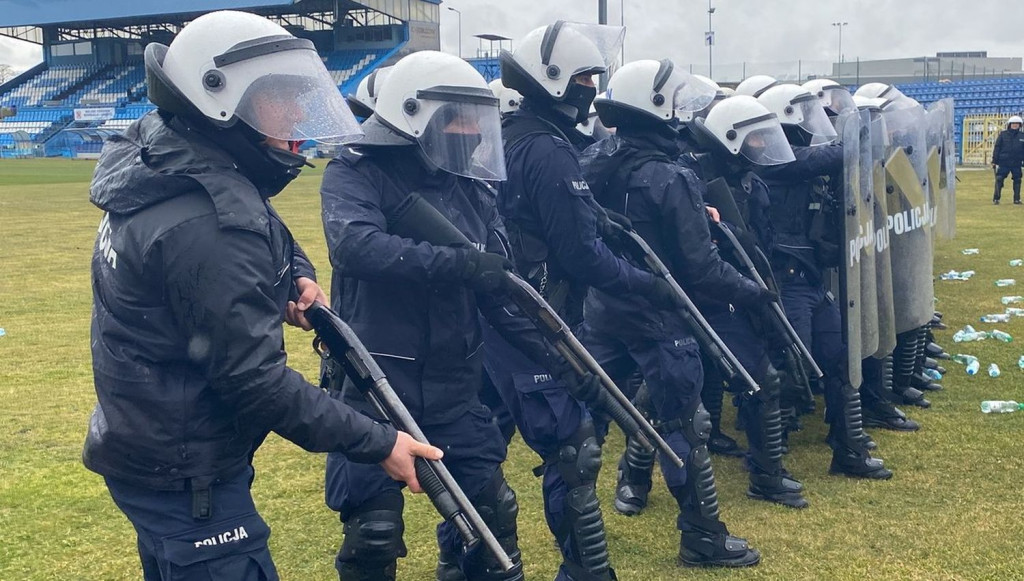 Policjanci w starciu z kibolami na stadionie