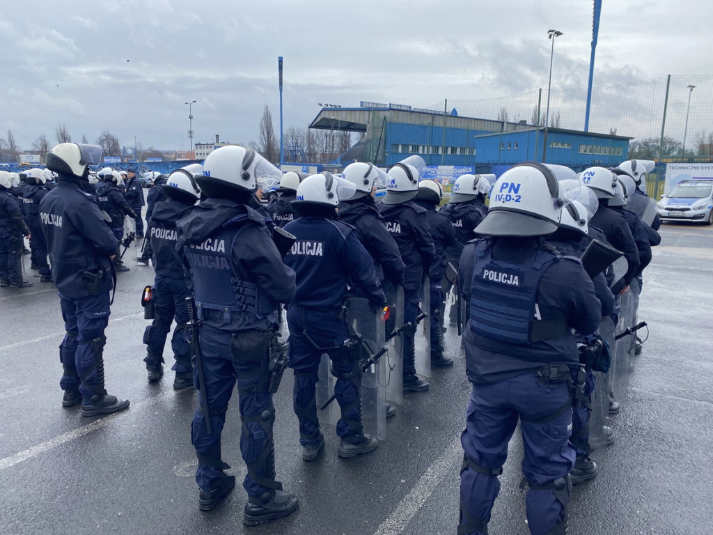 Policjanci w starciu z kibolami na stadionie