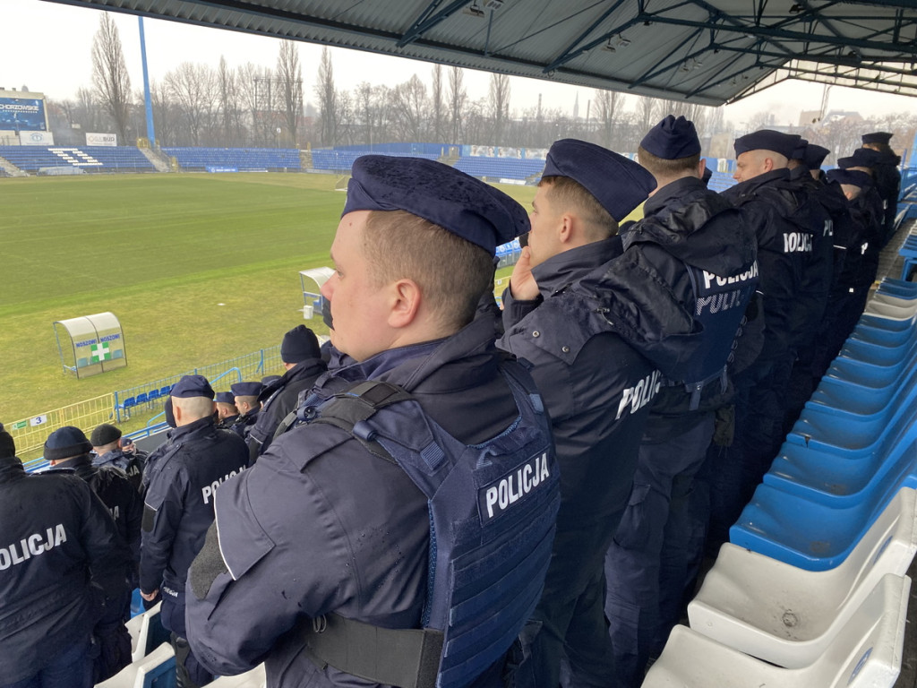 Policjanci w starciu z kibolami na stadionie