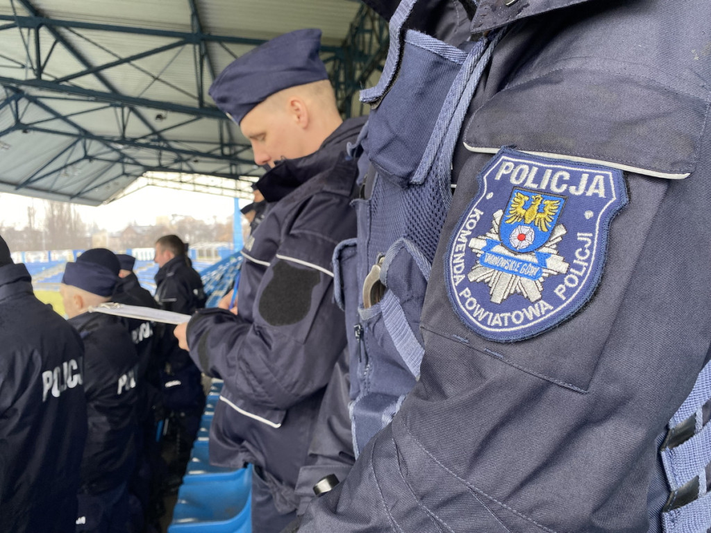 Policjanci w starciu z kibolami na stadionie