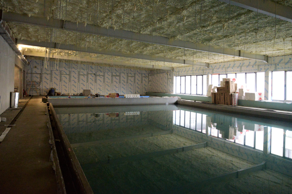 Radzionków. Kryty basen po próbnym napełnieniu