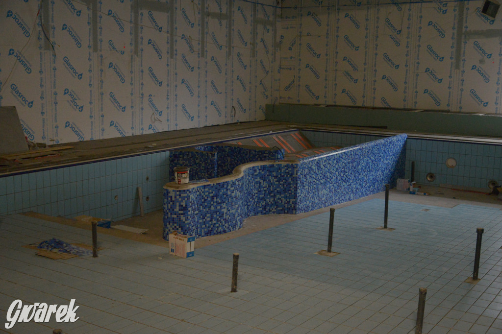 Radzionków. Kryty basen po próbnym napełnieniu