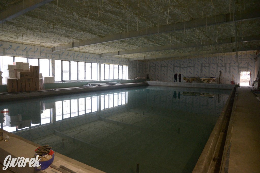 Radzionków. Kryty basen po próbnym napełnieniu