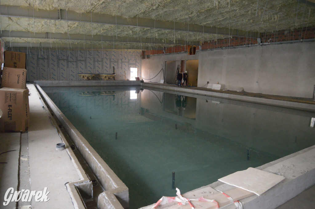 Radzionków. Kryty basen po próbnym napełnieniu