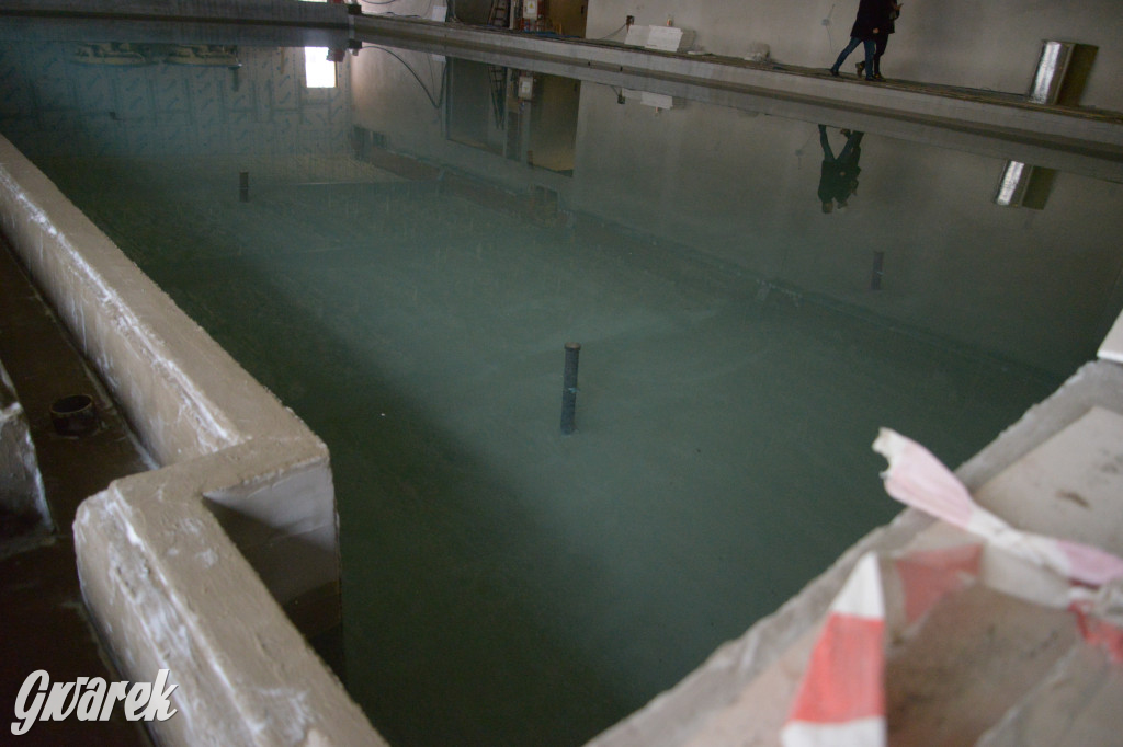 Radzionków. Kryty basen po próbnym napełnieniu