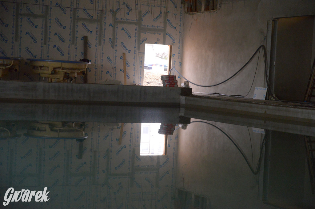 Radzionków. Kryty basen po próbnym napełnieniu