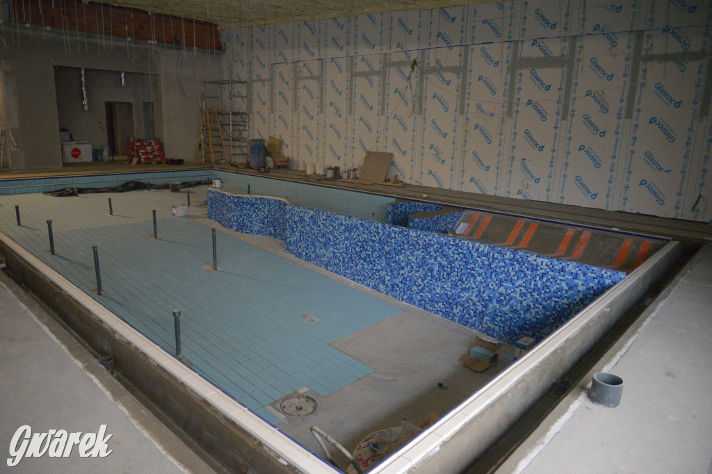 Radzionków. Kryty basen po próbnym napełnieniu