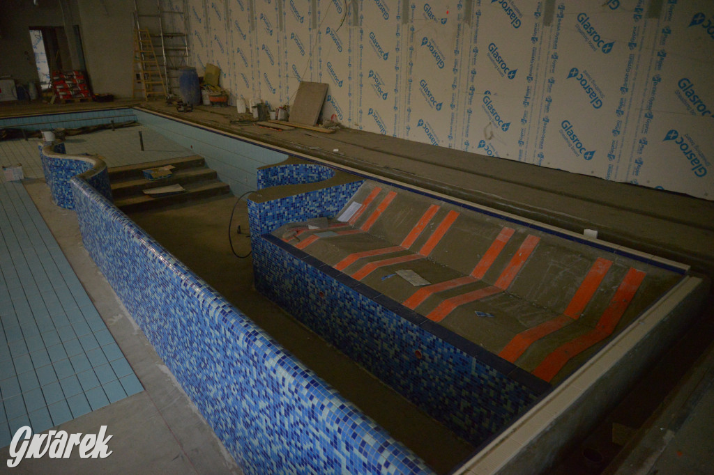 Radzionków. Kryty basen po próbnym napełnieniu