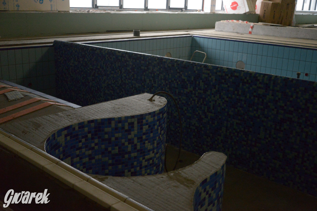 Radzionków. Kryty basen po próbnym napełnieniu