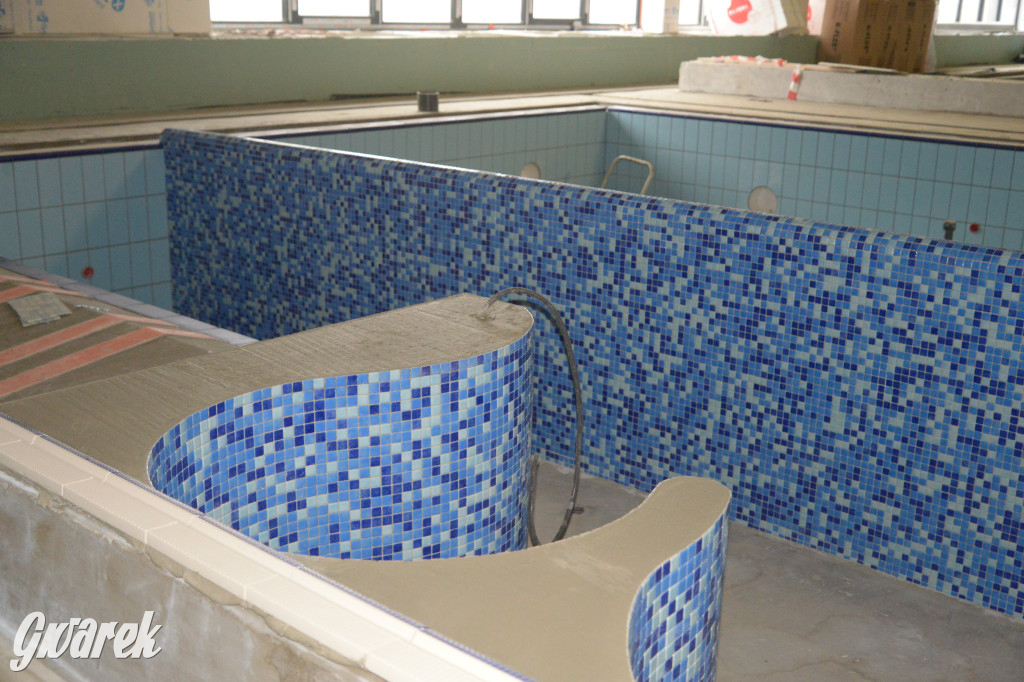 Radzionków. Kryty basen po próbnym napełnieniu