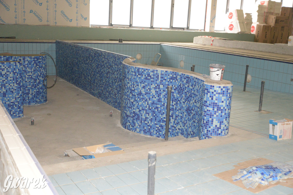 Radzionków. Kryty basen po próbnym napełnieniu