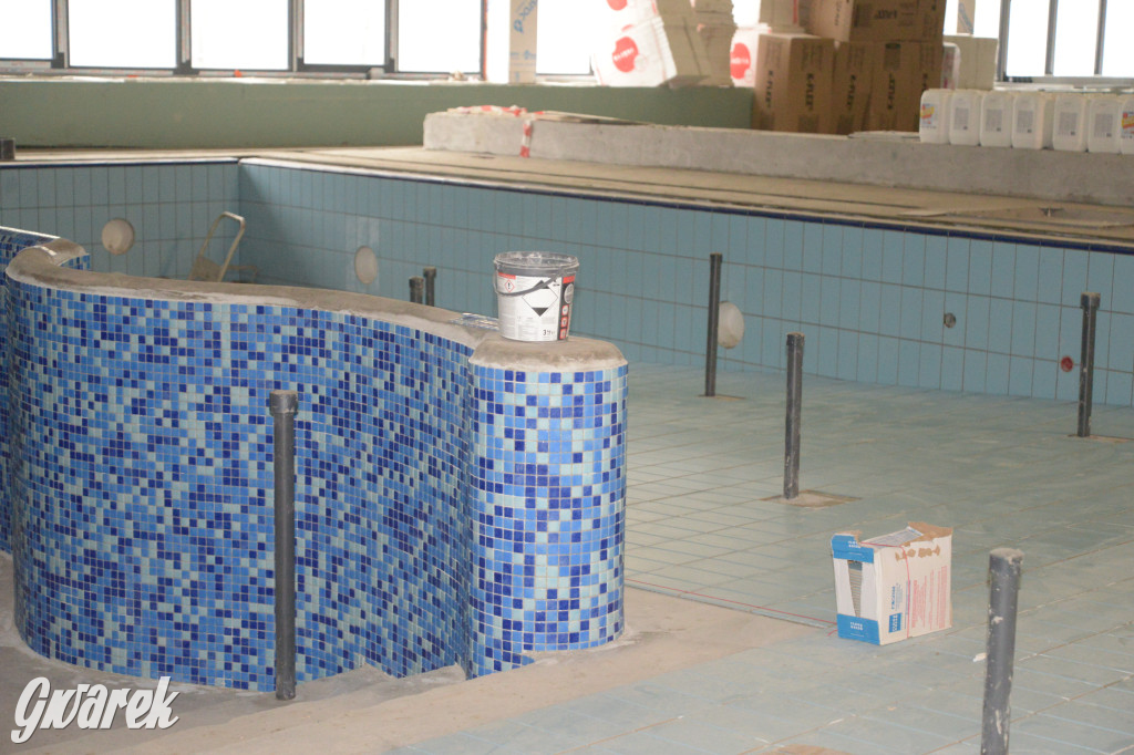 Radzionków. Kryty basen po próbnym napełnieniu