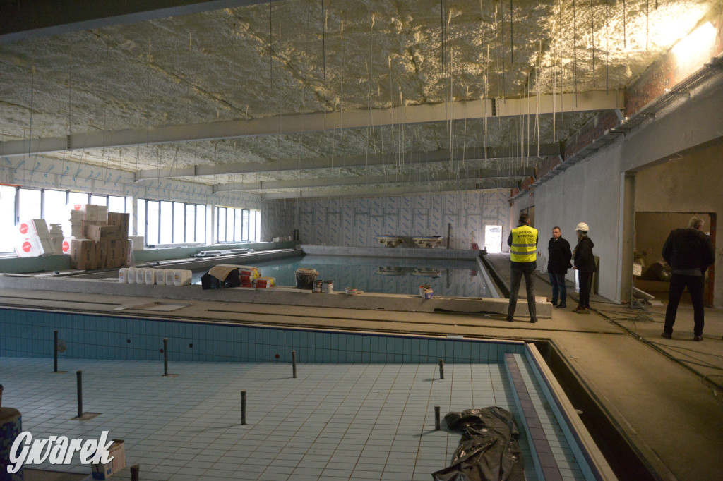 Radzionków. Kryty basen po próbnym napełnieniu