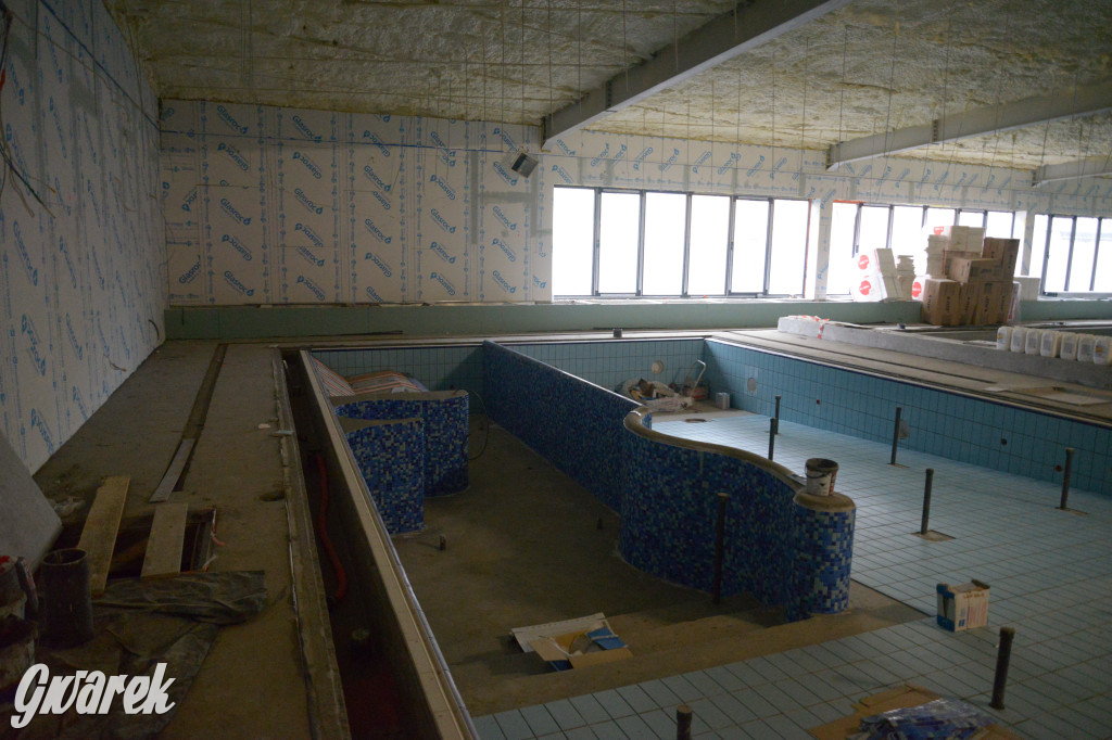 Radzionków. Kryty basen po próbnym napełnieniu