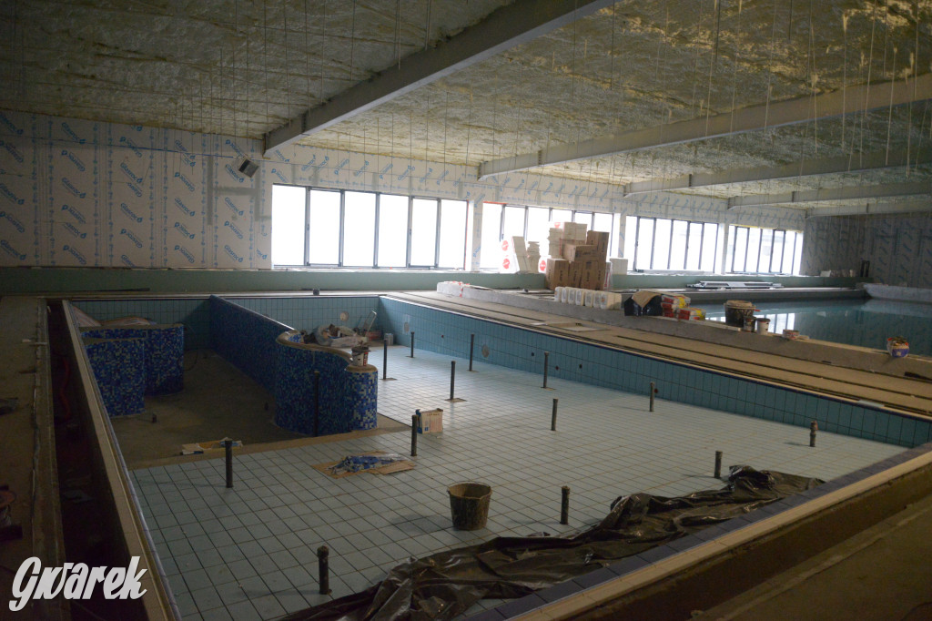 Radzionków. Kryty basen po próbnym napełnieniu