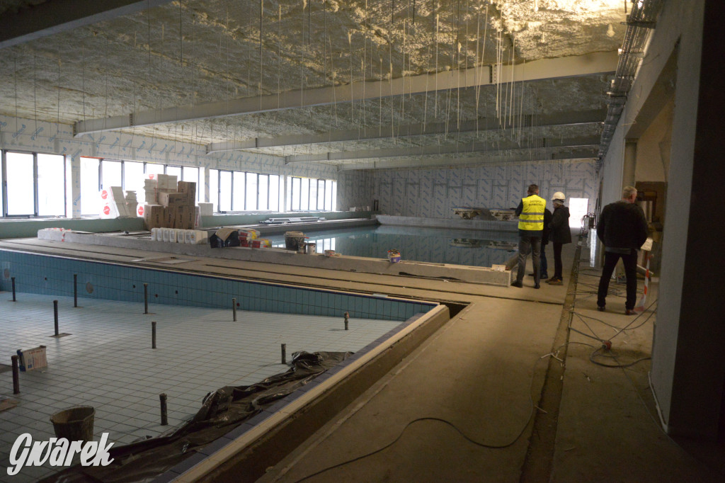 Radzionków. Kryty basen po próbnym napełnieniu