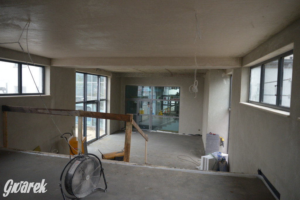 Radzionków. Kryty basen po próbnym napełnieniu