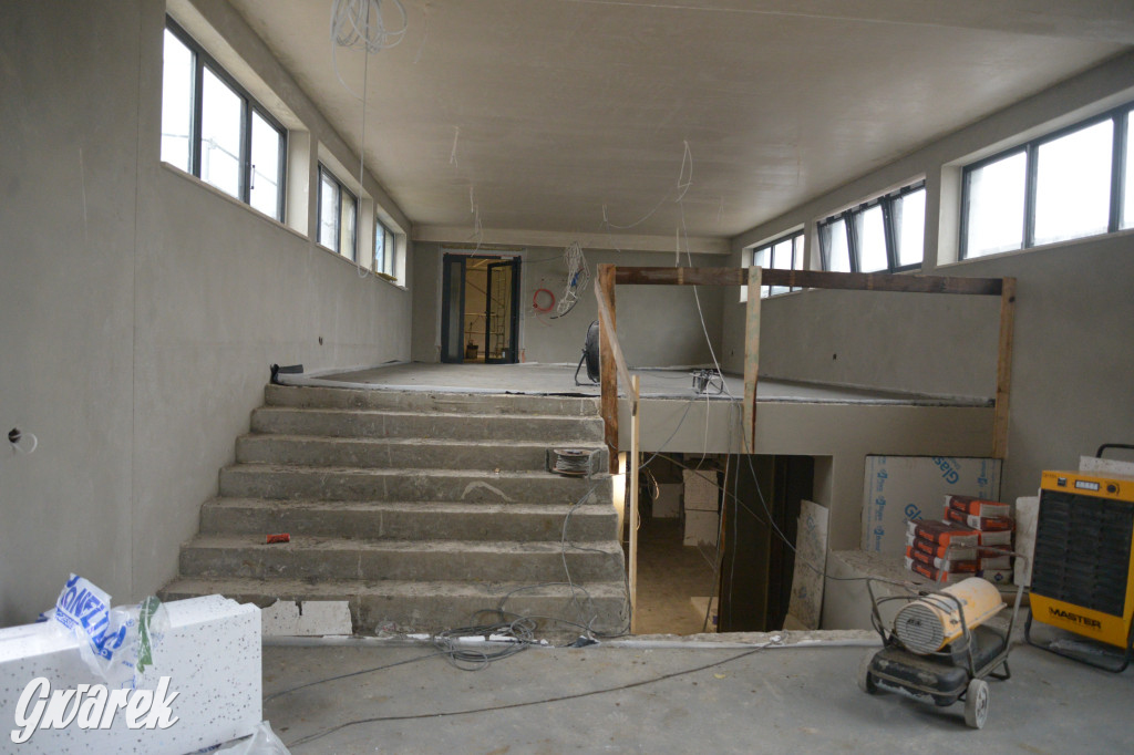 Radzionków. Kryty basen po próbnym napełnieniu