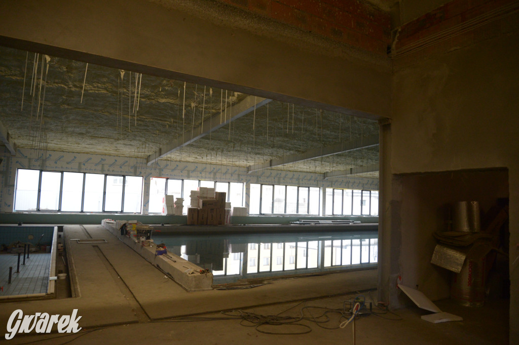 Radzionków. Kryty basen po próbnym napełnieniu