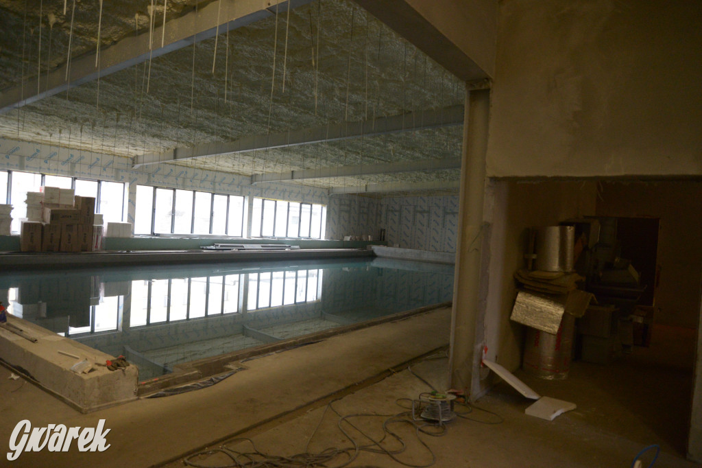 Radzionków. Kryty basen po próbnym napełnieniu