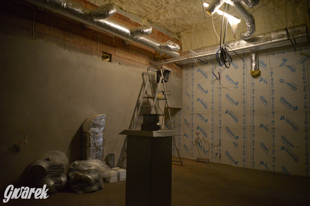 Radzionków. Kryty basen po próbnym napełnieniu