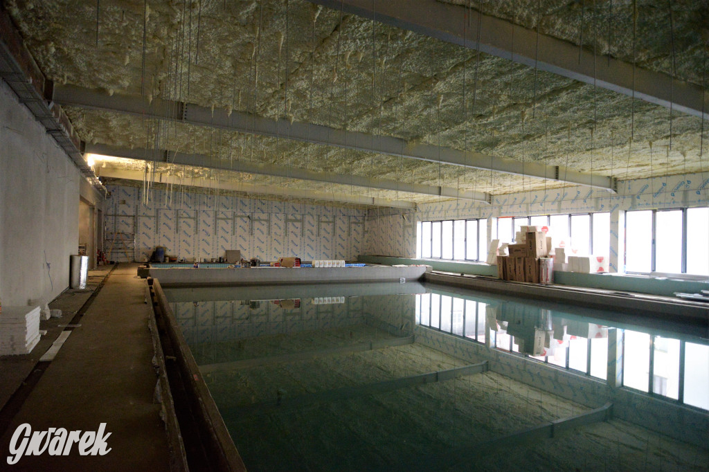 Radzionków. Kryty basen po próbnym napełnieniu