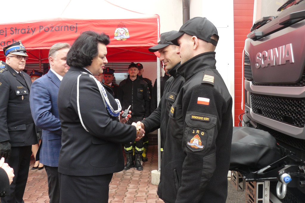 Posłanka i wojewoda z kluczykami u strażaków