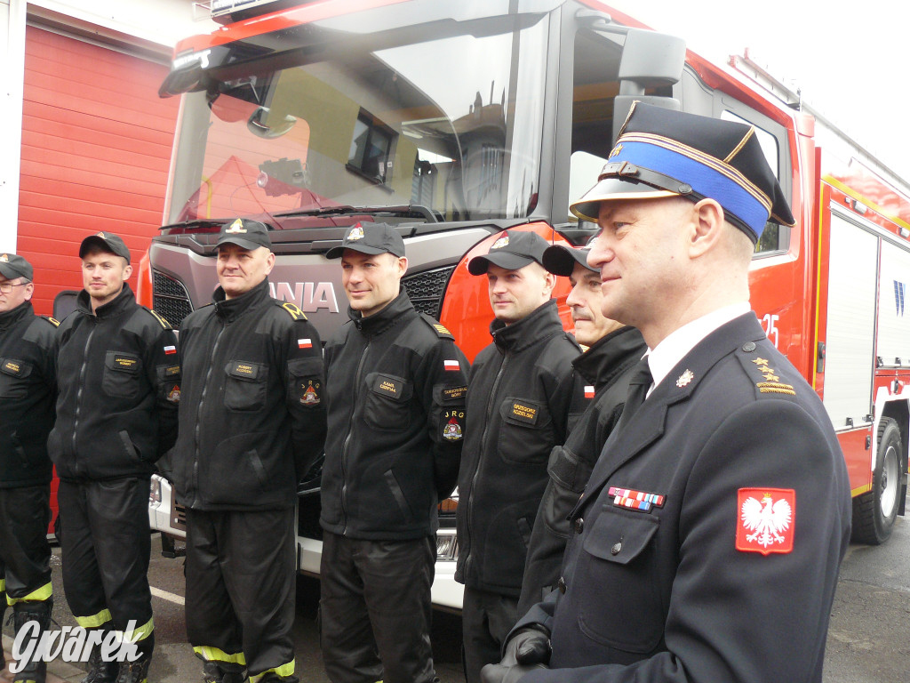 Posłanka i wojewoda z kluczykami u strażaków