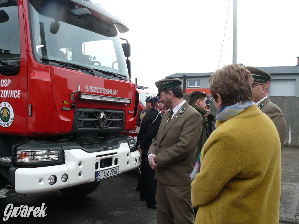Posłanka i wojewoda z kluczykami u strażaków