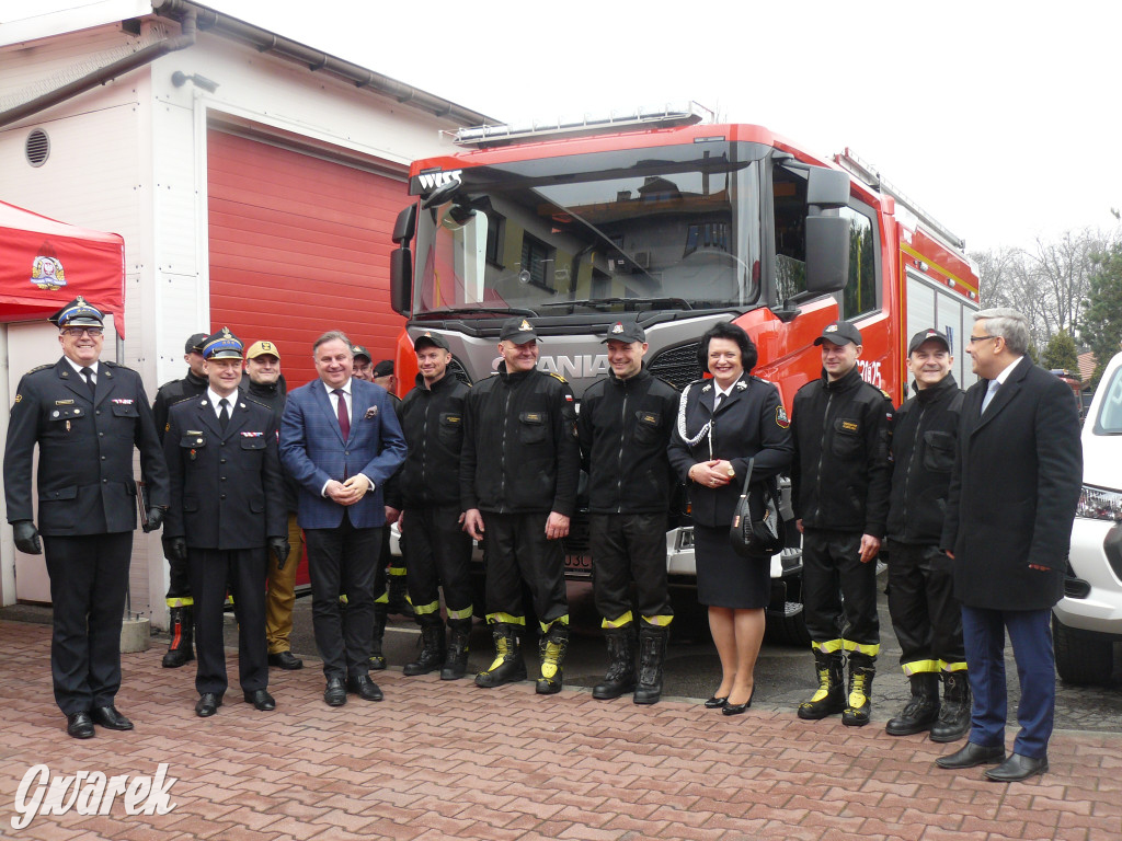 Posłanka i wojewoda z kluczykami u strażaków