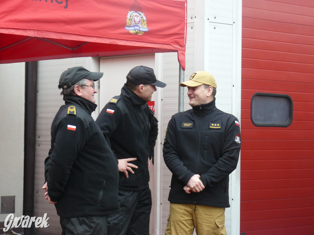 Posłanka i wojewoda z kluczykami u strażaków