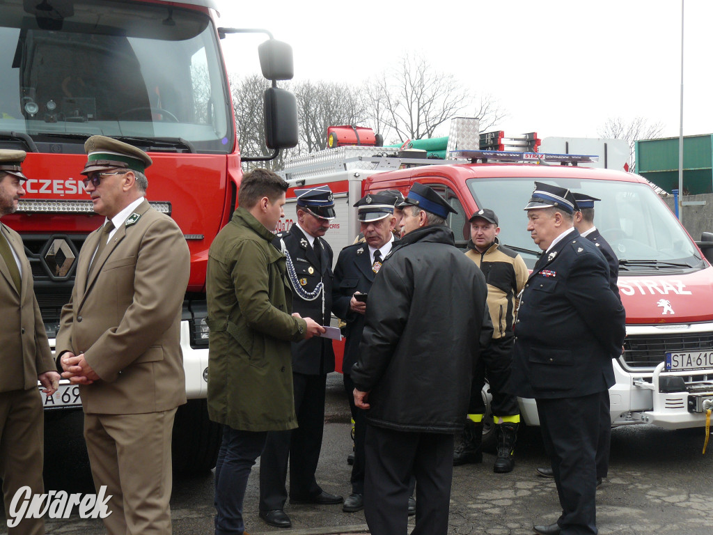 Posłanka i wojewoda z kluczykami u strażaków