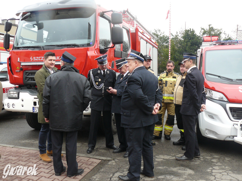 Posłanka i wojewoda z kluczykami u strażaków