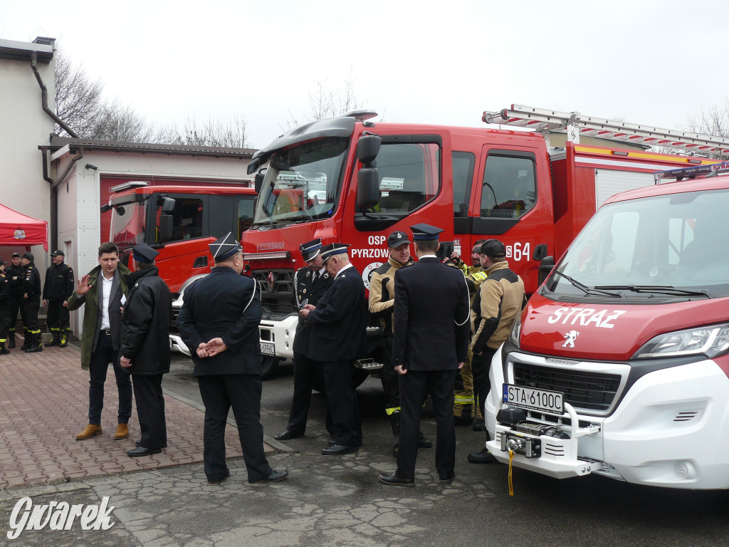 Posłanka i wojewoda z kluczykami u strażaków