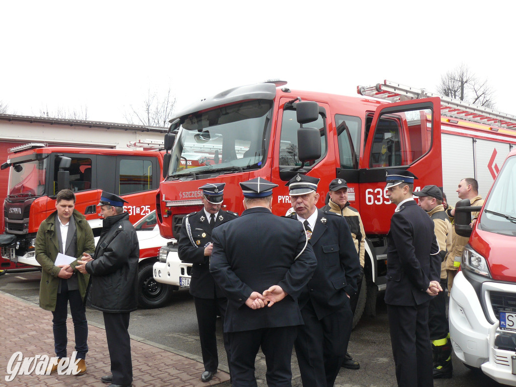 Posłanka i wojewoda z kluczykami u strażaków