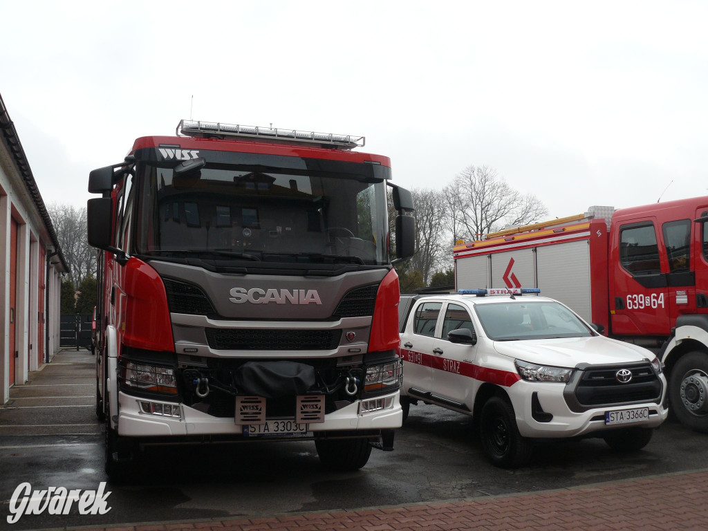 Posłanka i wojewoda z kluczykami u strażaków