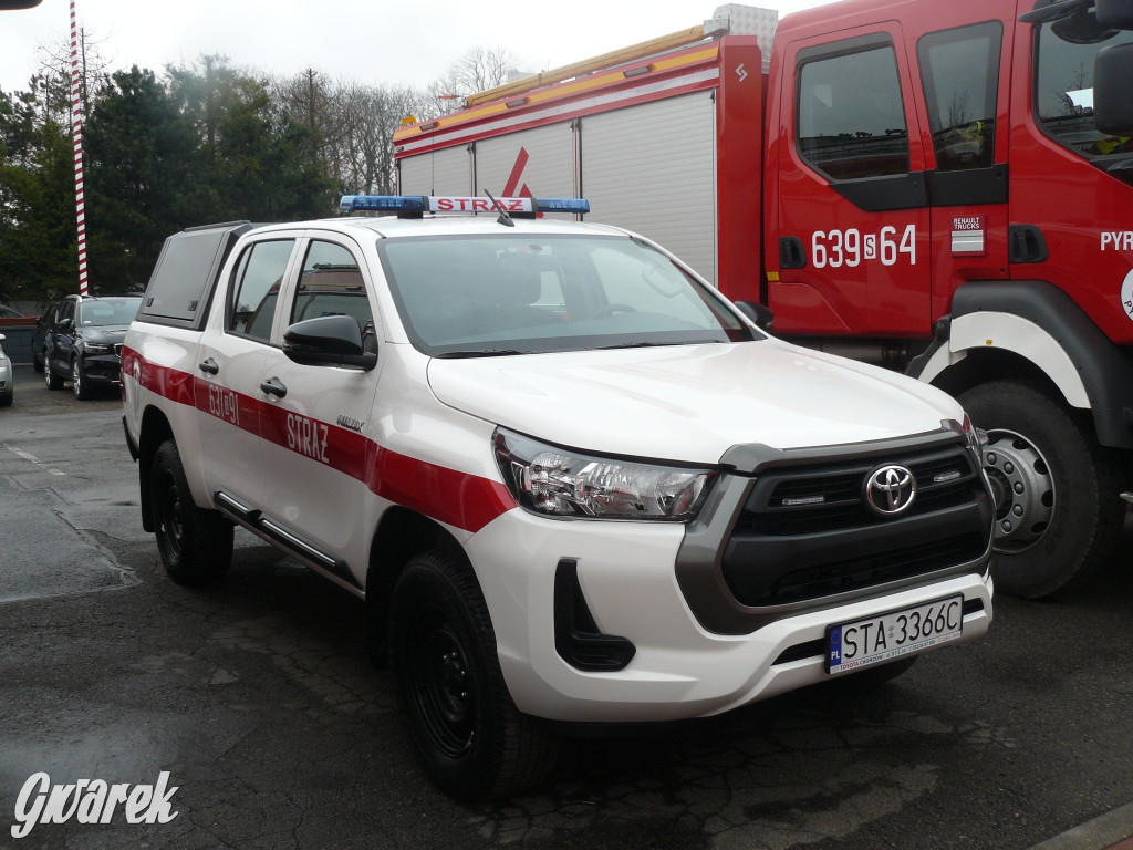 Posłanka i wojewoda z kluczykami u strażaków