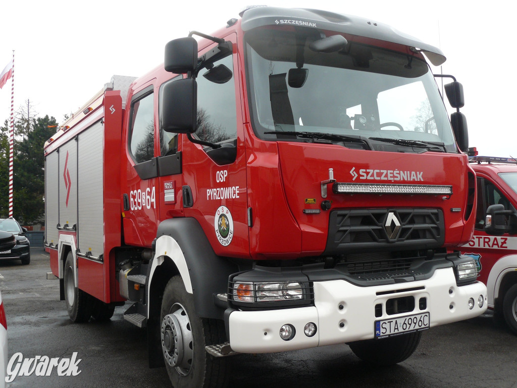 Posłanka i wojewoda z kluczykami u strażaków