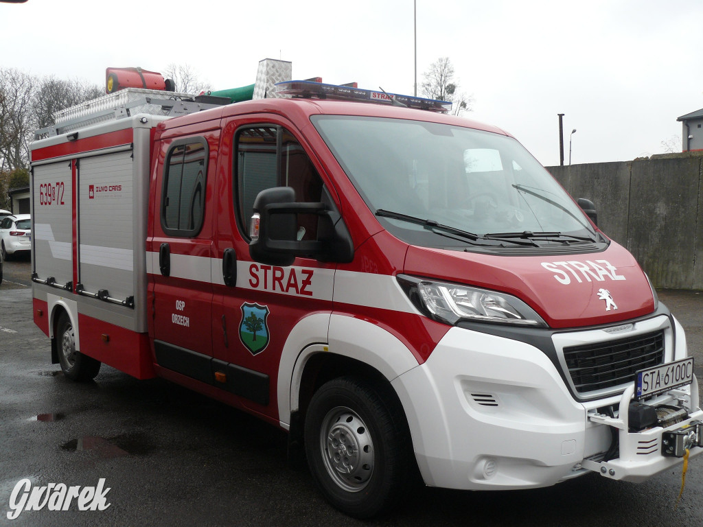 Posłanka i wojewoda z kluczykami u strażaków