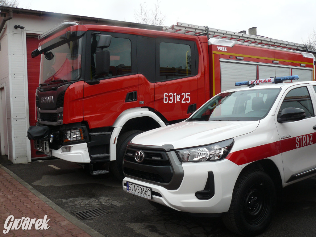 Posłanka i wojewoda z kluczykami u strażaków