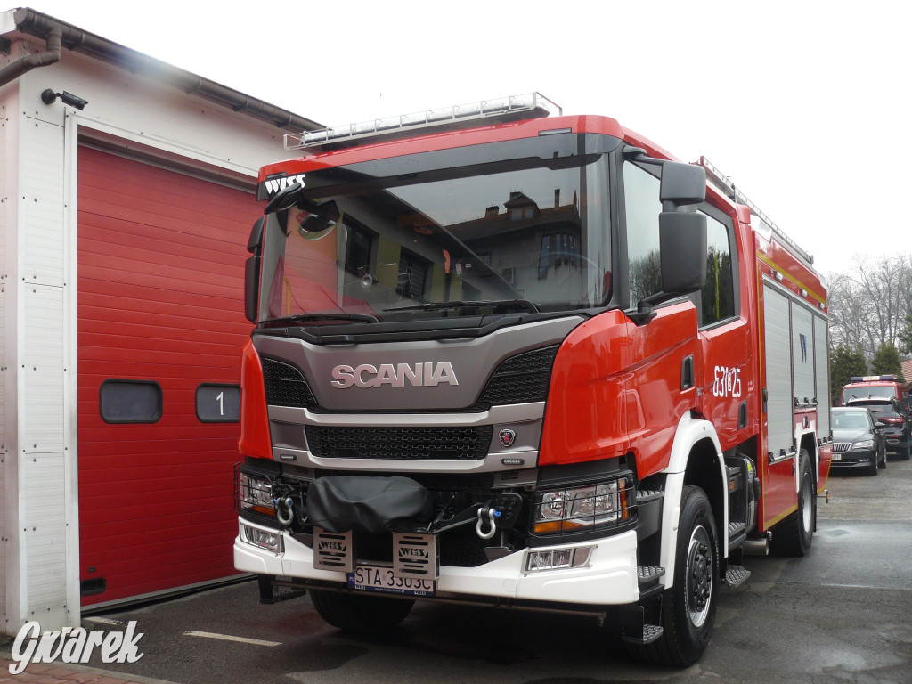 Posłanka i wojewoda z kluczykami u strażaków