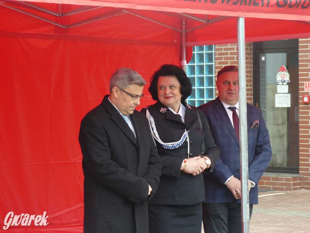 Posłanka i wojewoda z kluczykami u strażaków