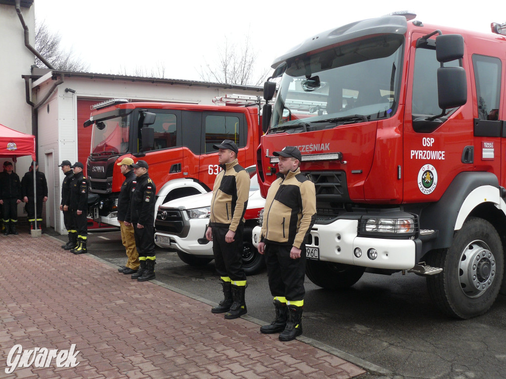 Posłanka i wojewoda z kluczykami u strażaków